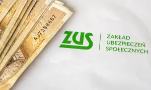 Pieniądze i logo ZUS (Zakład Ubezpieczeń Społecznych) na białym tle.