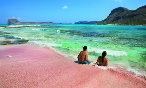Różowa plaża na Krecie, idealna na rodzinne wakacje. Woda kusi turkusowym kolorem, a fale delikatnie obmywają brzeg. Kreta atrakcje dla dzieci czekają!