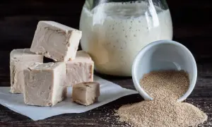 Dlaczego ciasto drożdżowe pachnie drożdżami? Poznaj sekrety!