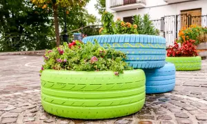 Stare opony w ogrodzie? Zmień je w dzieła sztuki DIY!