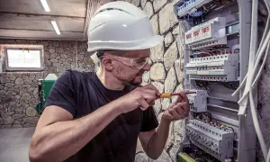 Ile się czeka na podłączenie prądu do działki? Sprawdź, co wpływa na czas