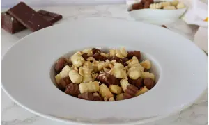 Gnocchi al cioccolato e nocciole, un dolce goloso in un piatto bianco.