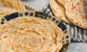 Crescia sfogliata, un'autentica delizia di Urbino, servita su un piatto decorato.
