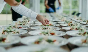 Catering na 50 osób: Ile kosztuje? Sprawdź ceny i porady