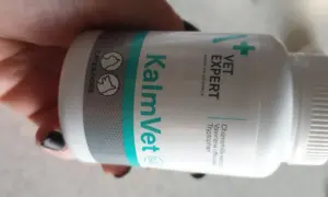 Opakowanie KalmVet dla kota, zawierające składniki takie jak melisa i tryptofan, pomaga uspokoić zwierzę.