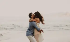 Pareja besándose en la playa, un abrazo que expresa los lenguajes del amor.