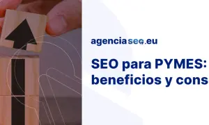 Manos apilando cubos de madera con flechas ascendentes. El texto dice "SEO para PYMES: beneficios y cons".