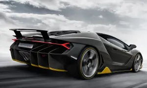 Czarny Lamborghini Centenario z żółtymi akcentami pędzi po drodze, chmury na niebie podkreślają dynamikę.