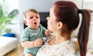 Jak zasuszyć pryszcza szybko? Domowe triki i apteczne hity na noc.