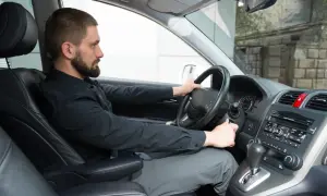 Mann versucht, das Auto zu starten, aber der Motor dreht nicht. Mögliche anlasser defekt symptome.