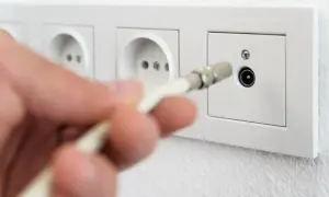 Jak podłączyć dwa telewizory do jednej anteny bez problemów z sygnałem