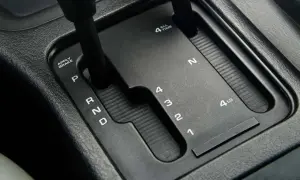 Selettore cambio automatico: P, R, N, D, 1, 2, 3, 4, 4 All Time, 4 Lo. Spiega cambio automatico come funziona.