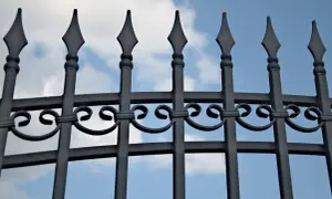 Płot w granicy: Zgoda, koszty, prawo. Chroń swoje interesy!