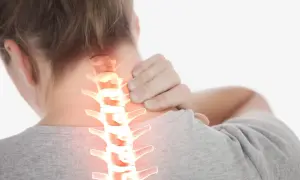 Une personne se tient le cou, montrant une colonne vertébrale cervicale enflammée. La durée de la crise d'arthrose cervicale peut varier.