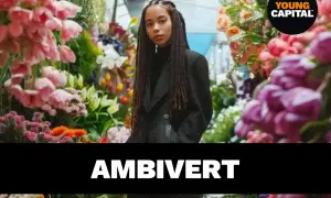 Een jonge vrouw met vlechten staat tussen bloemen. De tekst "AMBivert" suggereert de betekenis van ambivert: iemand die zowel extravert als introvert is.