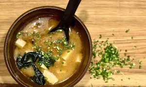 A miseczka zupy miso z tofu i wodorostami, posypana szczypiorkiem. Idealny przepis na rozgrzewającą zupę miso.