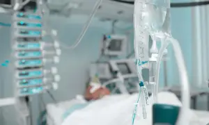 Intensywna terapia po operacji przysadki mózgowej. Kroplówka i aparatura medyczna przy pacjencie.