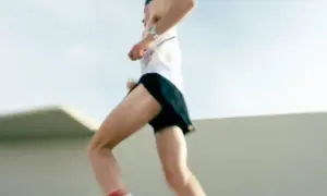 Atleta corre a tutta velocità, puntando alla sua vam, velocità aerobica massima.
