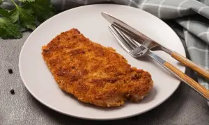 Złocisty kotlet schabowy na talerzu, gotowy do zjedzenia. Zastanawiasz się nad kotlet schabowy kcal?