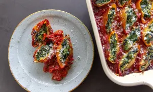 Gevulde pasta schelpen met spinazie en tomatensaus, een heerlijk bewijs dat vegetarisch eten fantastisch kan zijn.