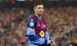 Robert Lewandowski, jeden z najlepiej zarabiających piłkarzy, w koszulce FC Barcelony na tle trybun.