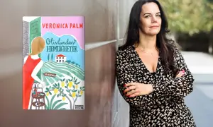 Veronica Palm, författare till "Olivlundars hemligheter", lutar sig mot en vägg.