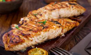 Två saftiga laxfiléer med grillränder, garnerade med rosmarin. Perfekt för ditt nästa grill recept.