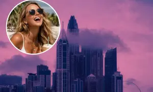 Uśmiechnięta blondynka z kokosem na tle wieżowców w Dubaju. Czy to odpowiedź na pytanie, dlaczego polskie gwiazdy masowo przeprowadzają się do Dubaju i Hiszpanii?