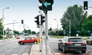 Sygnalizator S3 z zieloną strzałką w lewo wskazuje możliwość skrętu. Samochody czekają na zmianę świateł.