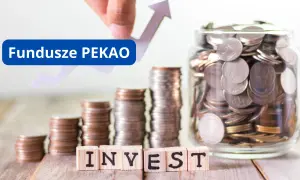 Fundusze PEKAO – pionier dynamicznych spółek. Stosy monet i słoik pełen oszczędności symbolizują wzrost kapitału.