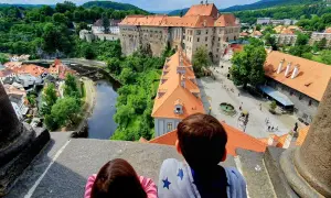 Kinder genießen den Ausblick auf die Burg und die Stadt. Ein perfekter Tschechien Urlaub mit Kindern, voller Geschichte und Abenteuer.