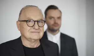 Starszy pan w okularach, Andrzej Dużyński, wiek świadczy o doświadczeniu. Obok niego młodszy mężczyzna w garniturze.