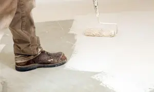 Po jakim czasie można malować beton, aby uniknąć problemów z farbą?