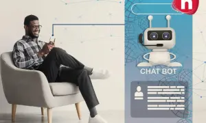 Un homme souriant utilise son téléphone, connecté à un chatbot exemple.