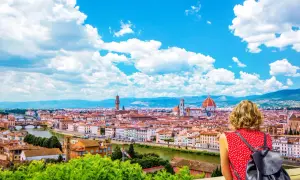 Vista panoramica di Firenze, con la cupola del Duomo e il Ponte Vecchio. Un'ottima anteprima di cosa vedere in Toscana.