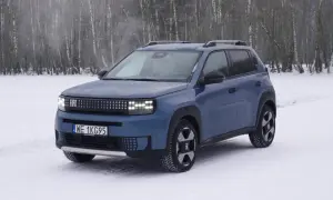 Niebieski Fiat Panda w zimowej scenerii, gotowy na wielką przygodę.