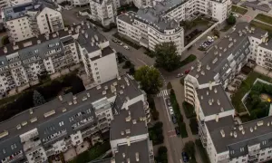 Osiedle z blokami mieszkalnymi, gdzie mieszkanie m3 co to znaczy, to po prostu lokal mieszkalny o określonym metrażu, widoczne z lotu ptaka.