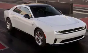 Biały Dodge Daytona z czarnym dachem na torze wyścigowym, gotowy do startu.