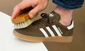 Delikatna szczotka do czyszczenia brązowych butów zamszowych Adidas Spezial. Dowiedz się, czym wyczyścić buty zamszowe, by wyglądały jak nowe.
