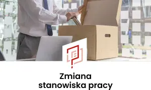 Pracownik pakuje rzeczy do kartonu, co symbolizuje zmianę stanowiska pracy na prośbę pracownika.