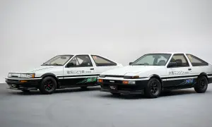 Dwa białe coupe ae86: jeden z napędem elektrycznym (EV), drugi z silnikiem wodorowym (H2).