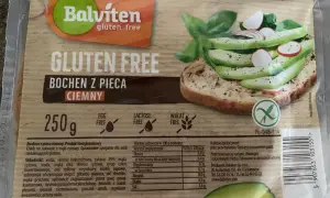Chleb bezglutenowy Balviten ciemny z awokado i rzodkiewką na kromce.