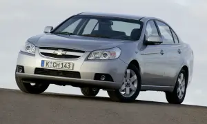 Silver Chevrolet Epica står på en grusväg.