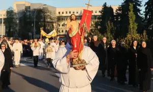 Procesja z figurą Jezusa. Wiele osób, w tym zakonnice i ksiądz, idzie ulicą. To część obchodów, które przypominają, ile trwa okres wielkanocny.