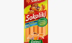 Opakowanie parówek Sokoliki z wizerunkiem wesołego zwierzątka i dzieci. Produkt bez osłonki, z obniżoną zawartością tłuszczu.