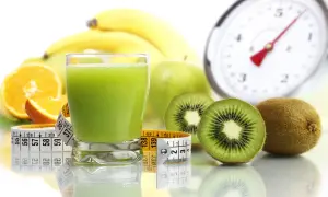 Centrifugati per dimagrire: un bicchiere di succo verde, kiwi, arancia, mele, banane e un metro da sarta.