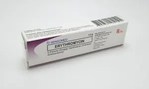 Opakowanie maści do oczu z erytromycyną 0.5% w/w, antybakteryjnej, 3.5g.