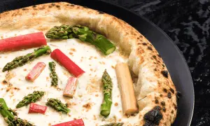 Pizza z kremowym fior di latte, szparagami i rabarbarem.