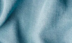 Blaues Lyocell-Gewebe mit feiner Webstruktur. Es ist lyocell elastisch und fühlt sich weich an.