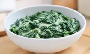 Un bol de savoureux épinards à la crème, un plat réconfortant et plein de saveurs.